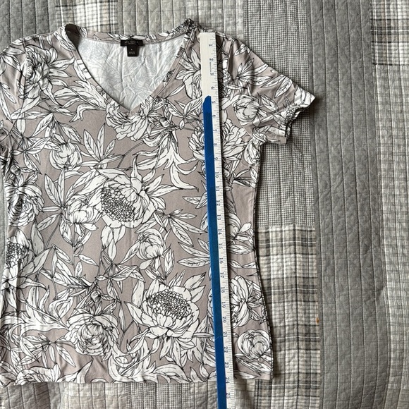 Ann Taylor Factory White and Gray Fitted Short Sleeve Tee - Picture 7 of 7